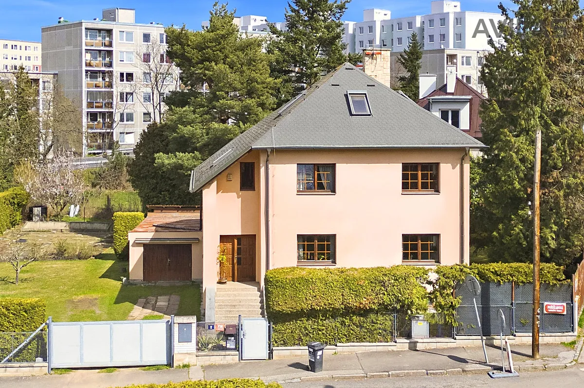 Prodej rodinného domu 269 m², pozemek 1084 m²